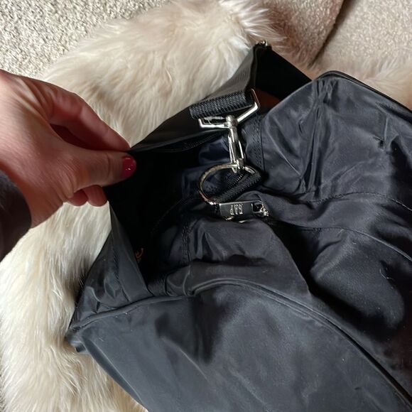 Like new black GAP duffel bag and travel toiletry travel bag - Picture 4 of 16